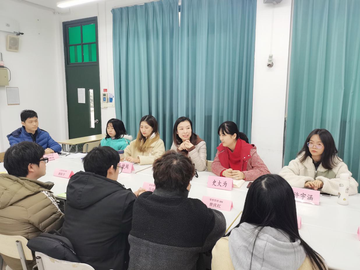 图为郁敏老师总结发言 图为郁敏老师总结发言