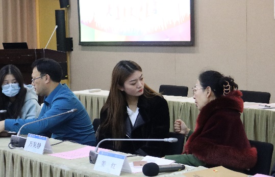 图为党员教师与学生一对一交流 图为党员教师与学生一对一交流