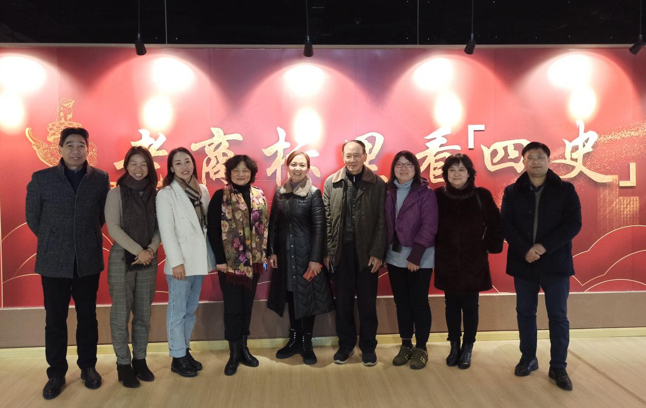 图为参观人员合影 图为参观人员合影