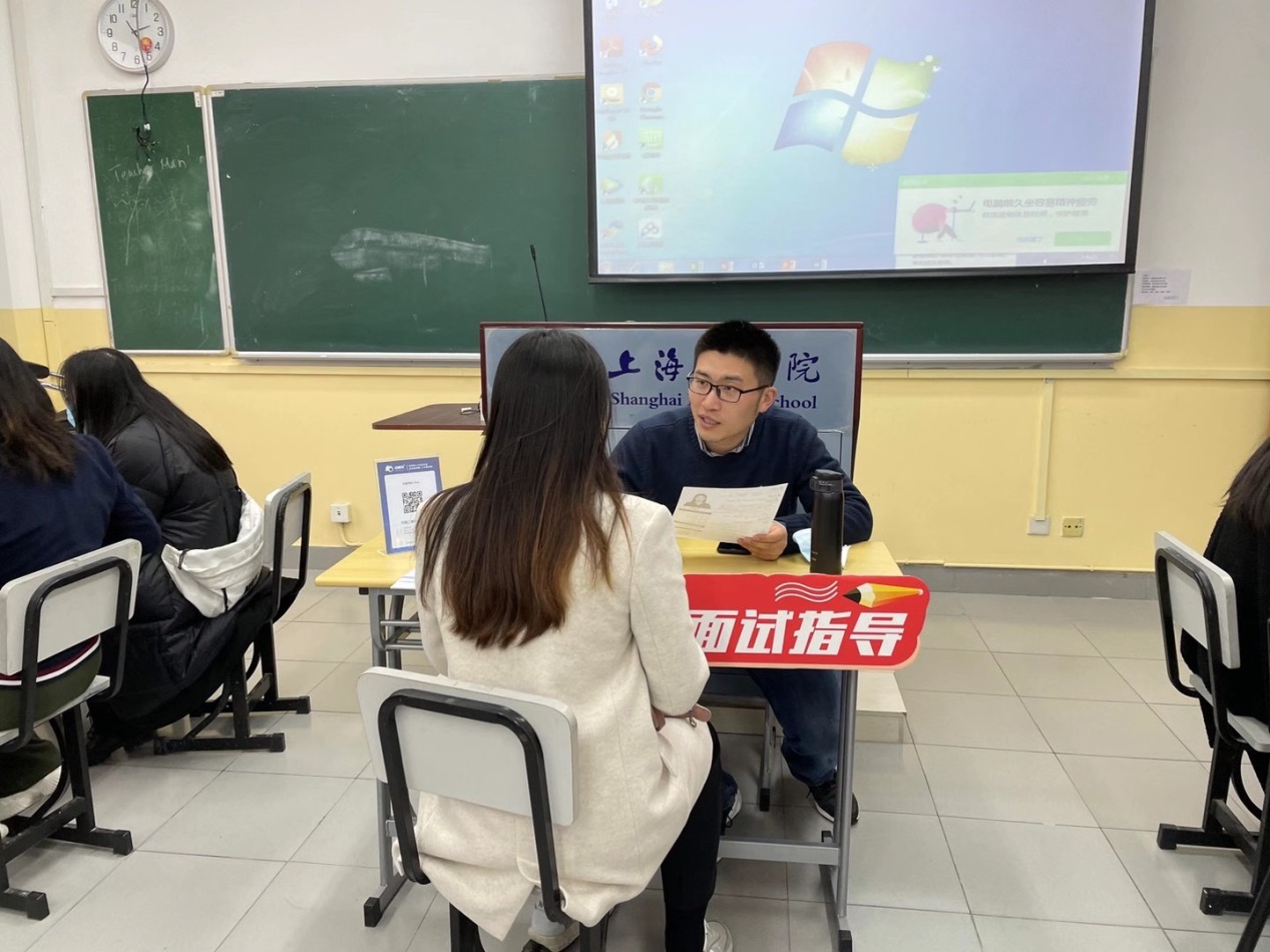 图为HR导师现场做简历诊断、面试指导 图为HR导师现场做简历诊断、面试指导