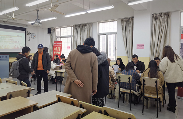 图为招聘会现场 图为招聘会现场