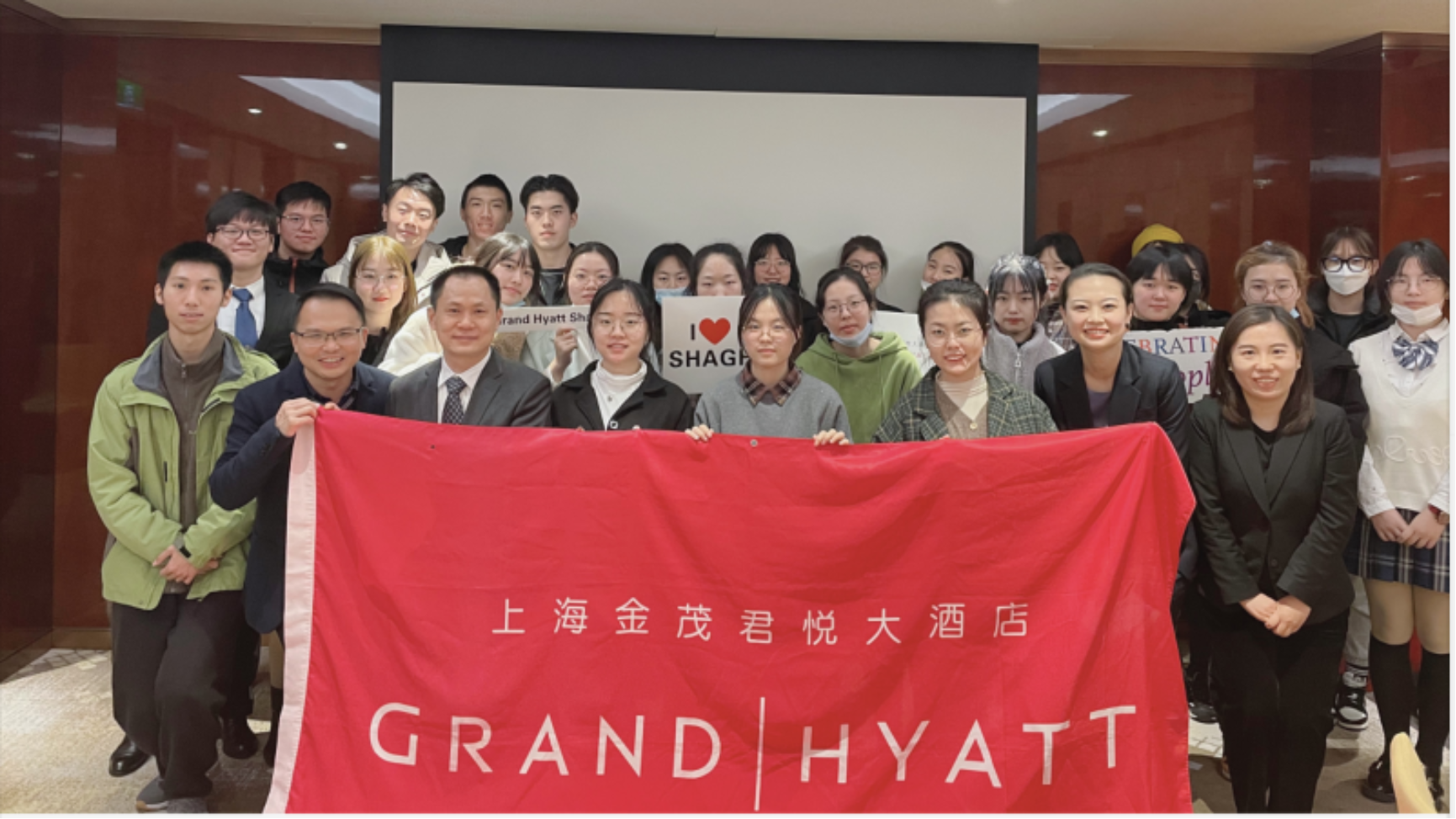 教学活动结束后学生与酒店方员工合影留念 教学活动结束后学生与酒店方员工合影留念