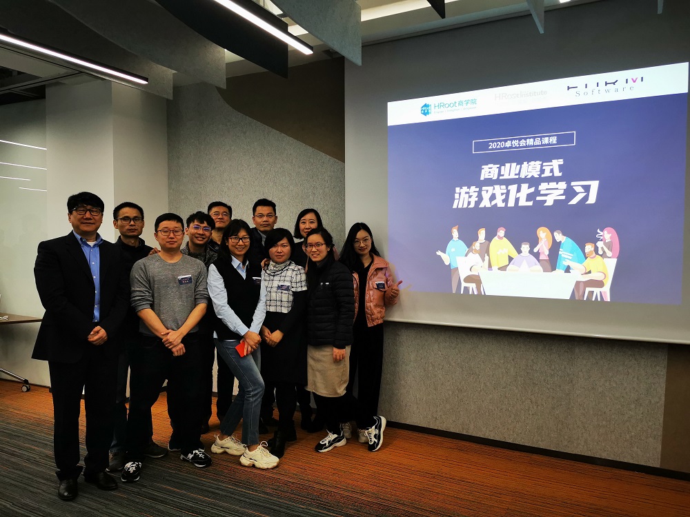 图为科研团队成员参加培训