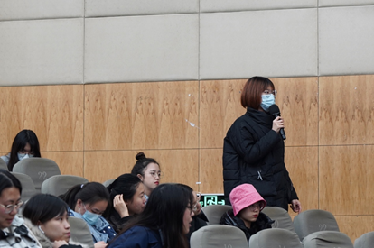 图为同学现场对智慧校园建设提出建议 图为同学现场对智慧校园建设提出建议