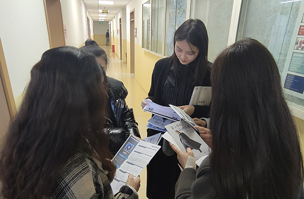 图为同学们在场外做准备 图为同学们在场外做准备