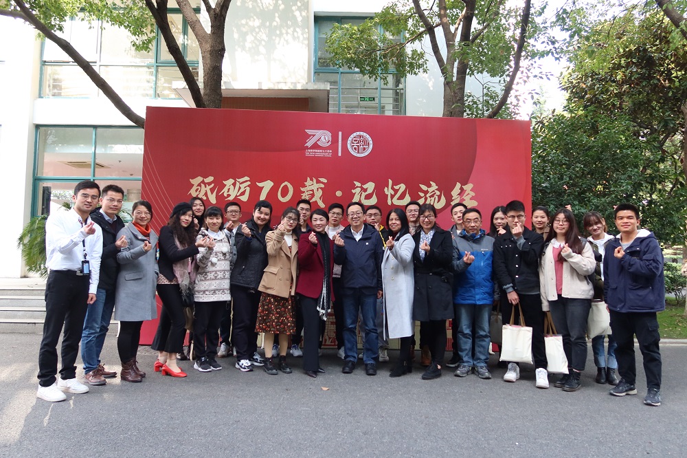 学院参会人员和校友代表们合影留念 学院参会人员和校友代表们合影留念