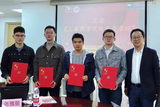 李育冬院长为各理事校友颁发聘书 李育冬院长为各理事校友颁发聘书