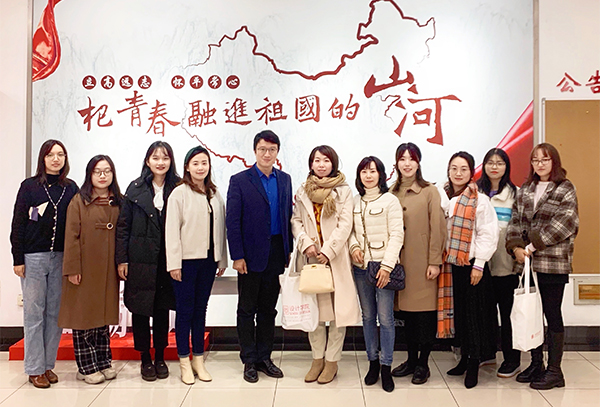 图为与会人员合影