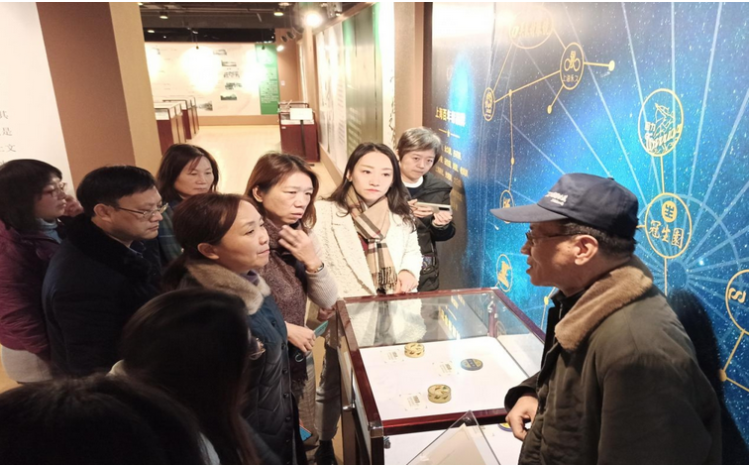 图为参观展览现场 图为参观展览现场