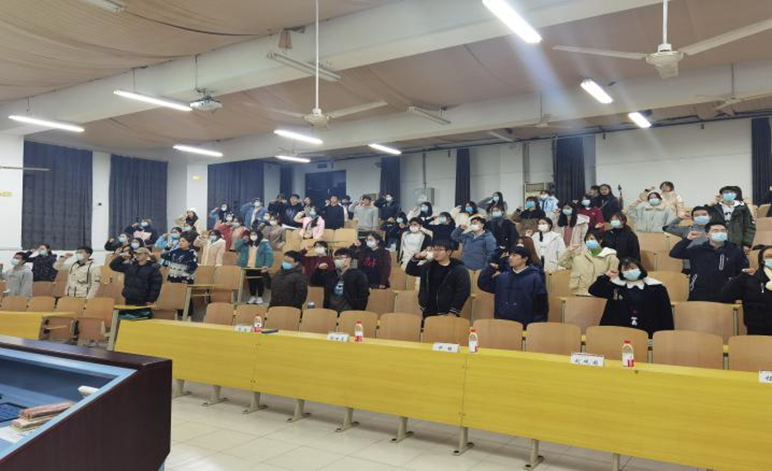 图为同学们进行商信宣誓