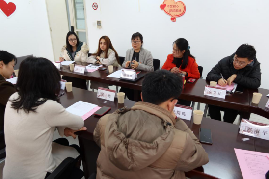 图为党支部书记述职 图为党支部书记述职