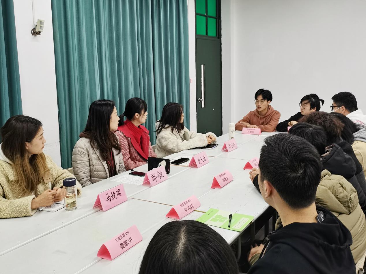 图为王明明班长分享交流 图为王明明班长分享交流