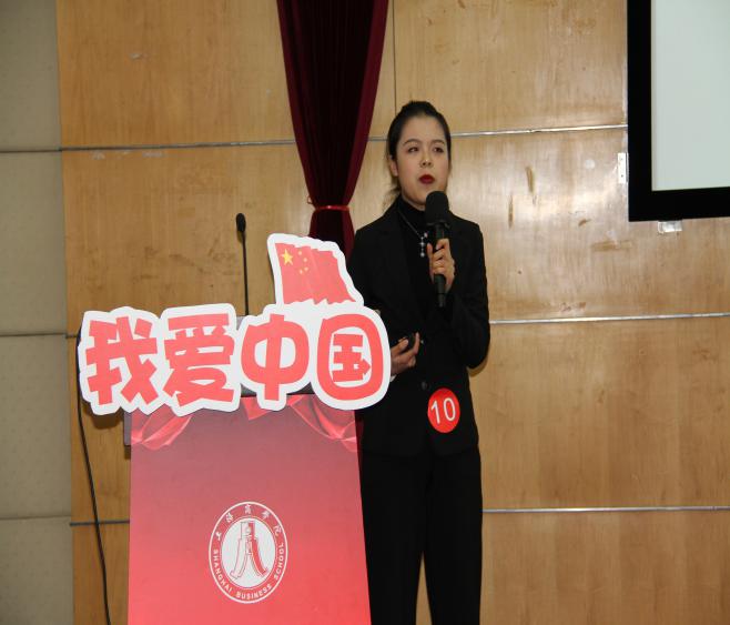 图为校长奖学金候选人答辩 图为校长奖学金候选人答辩