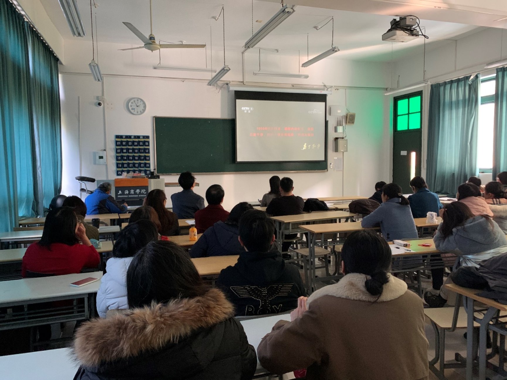 图为观看《为了和平》纪录片 图为观看《为了和平》纪录片