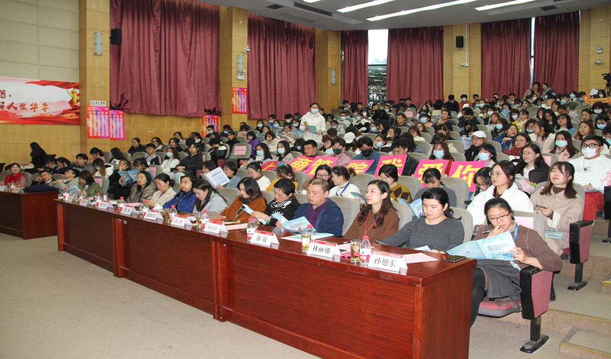 图为校长奖学金答辩会现场 图为校长奖学金答辩会现场