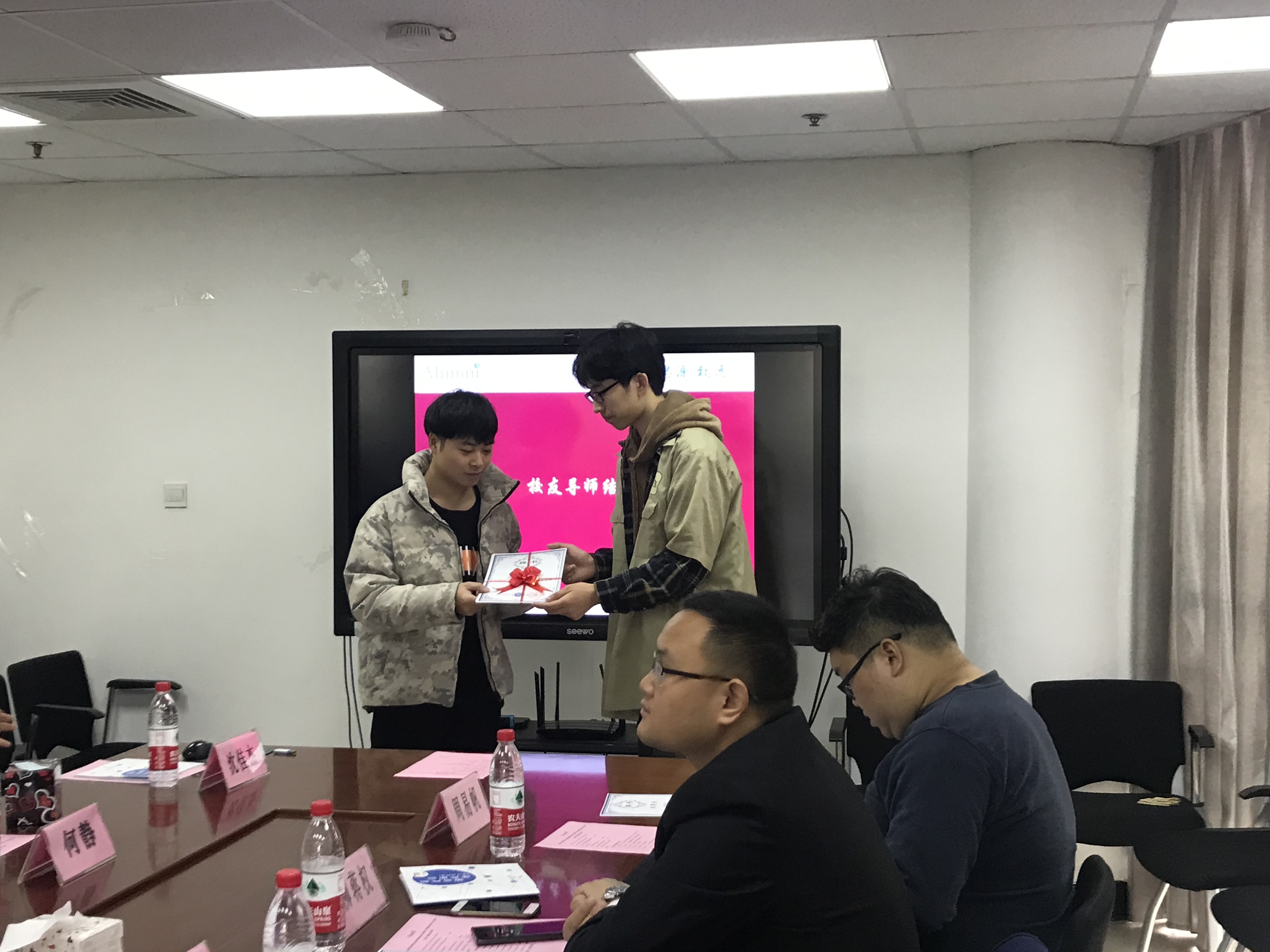 图为校友导师聘任仪式 图为校友导师聘任仪式