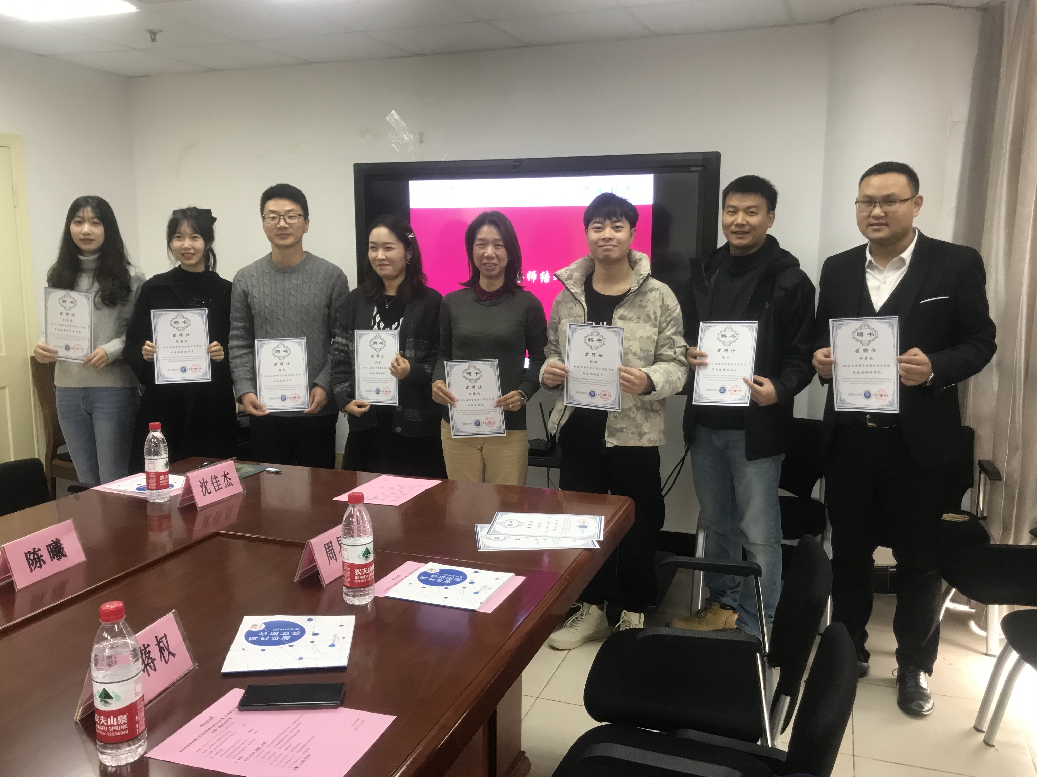 图为第三届理事会成员合影 图为第三届理事会成员合影