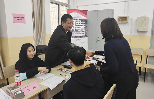 图为学院领导与用人单位负责人交谈 图为学院领导与用人单位负责人交谈