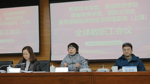 图为贺瑛讲话 图为贺瑛讲话