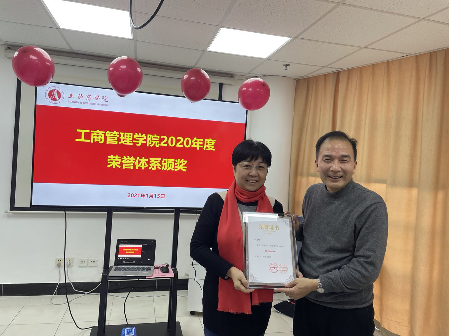 图为张一飞书记为获奖老师颁发“师德标兵”证书 图为张一飞书记为获奖老师颁发“师德标兵”证书