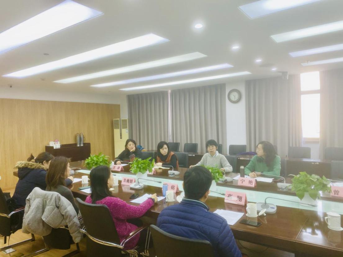 图为贺瑛发言 图为贺瑛发言