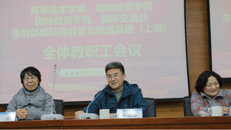 图为陈建峰讲话 图为陈建峰讲话