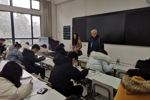 图为督导专家在巡考 图为督导专家在巡考