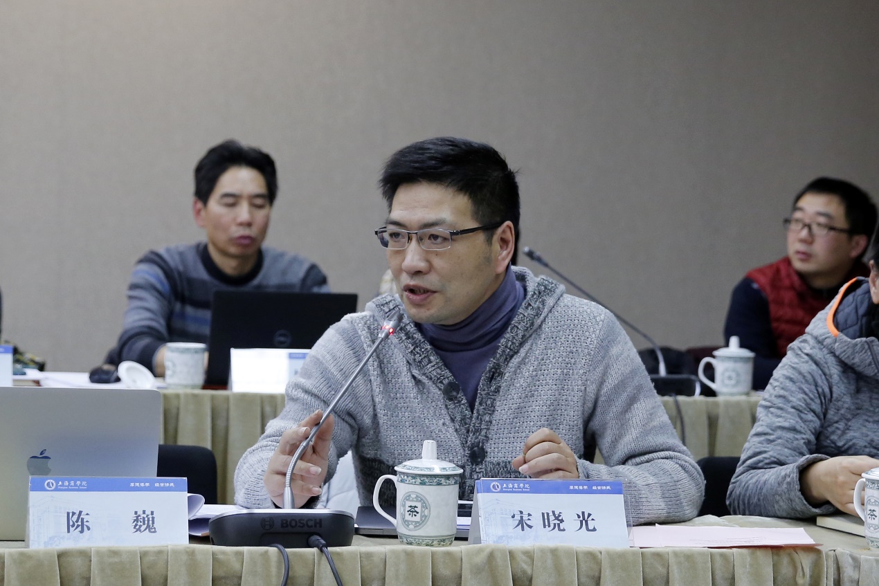 图为与会干部发言 图为与会干部发言