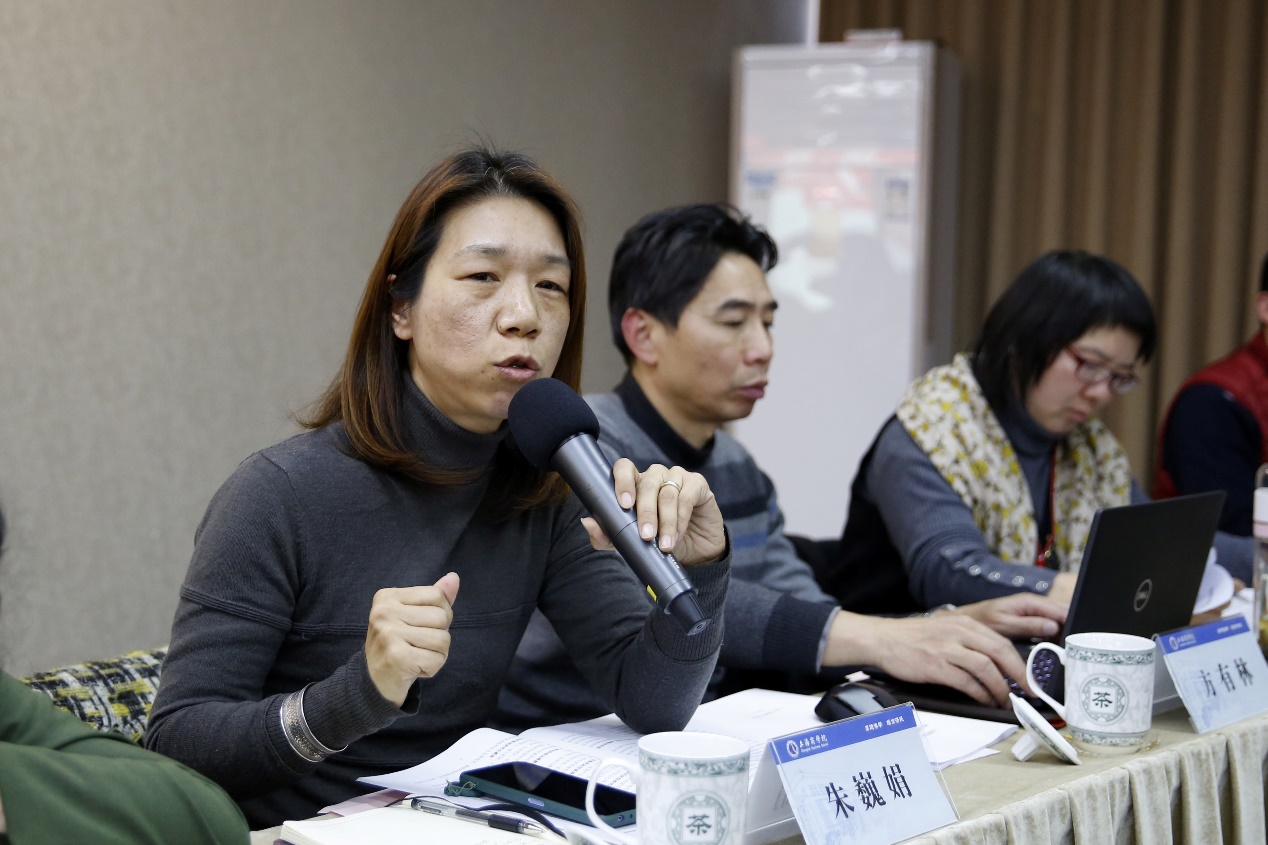 图为与会干部发言 图为与会干部发言