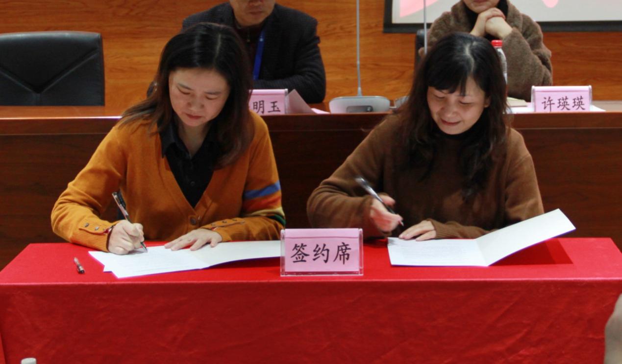 图为“创就业示范集体、示范岗”签约仪式 图为“创就业示范集体、示范岗”签约仪式