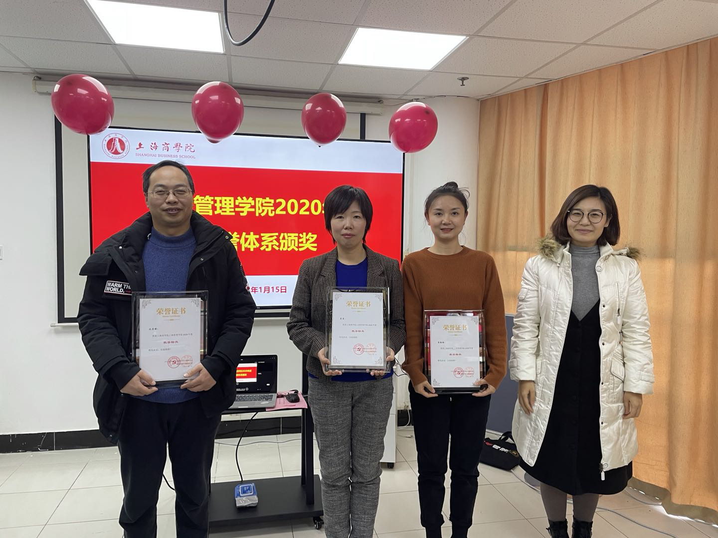 图为焦玥副院长为获奖老师颁发“教学标兵”证书 图为焦玥副院长为获奖老师颁发“教学标兵”证书