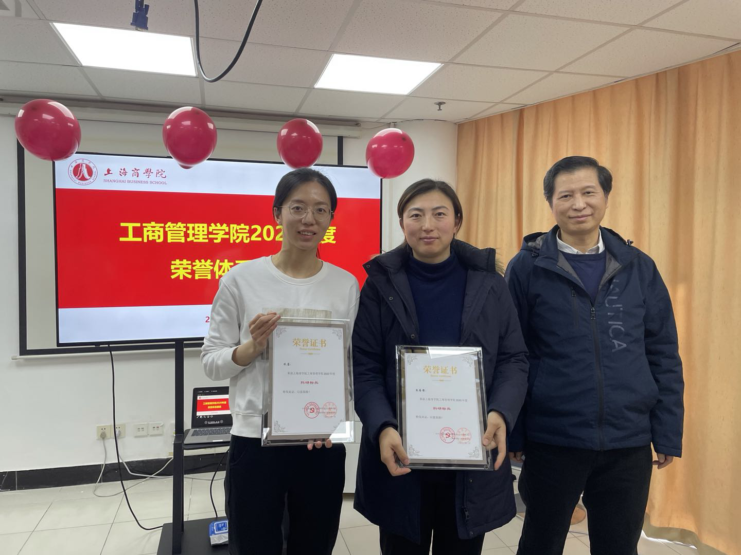 图为卜军主任为获奖老师颁发“科研标兵”证书 图为卜军主任为获奖老师颁发“科研标兵”证书