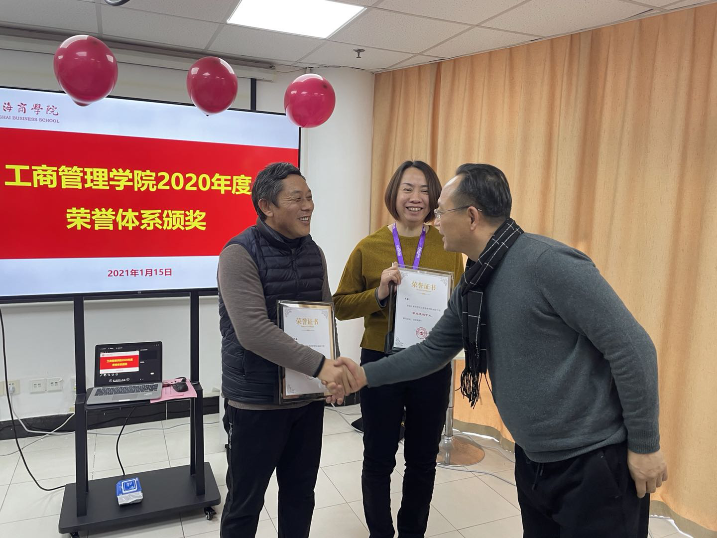 图为王胜桥院长为获奖老师颁发就业先进个人证书 图为王胜桥院长为获奖老师颁发就业先进个人证书