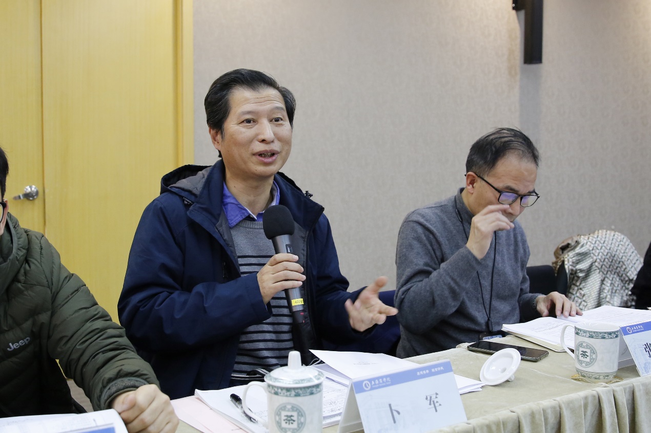 图为与会干部发言 图为与会干部发言