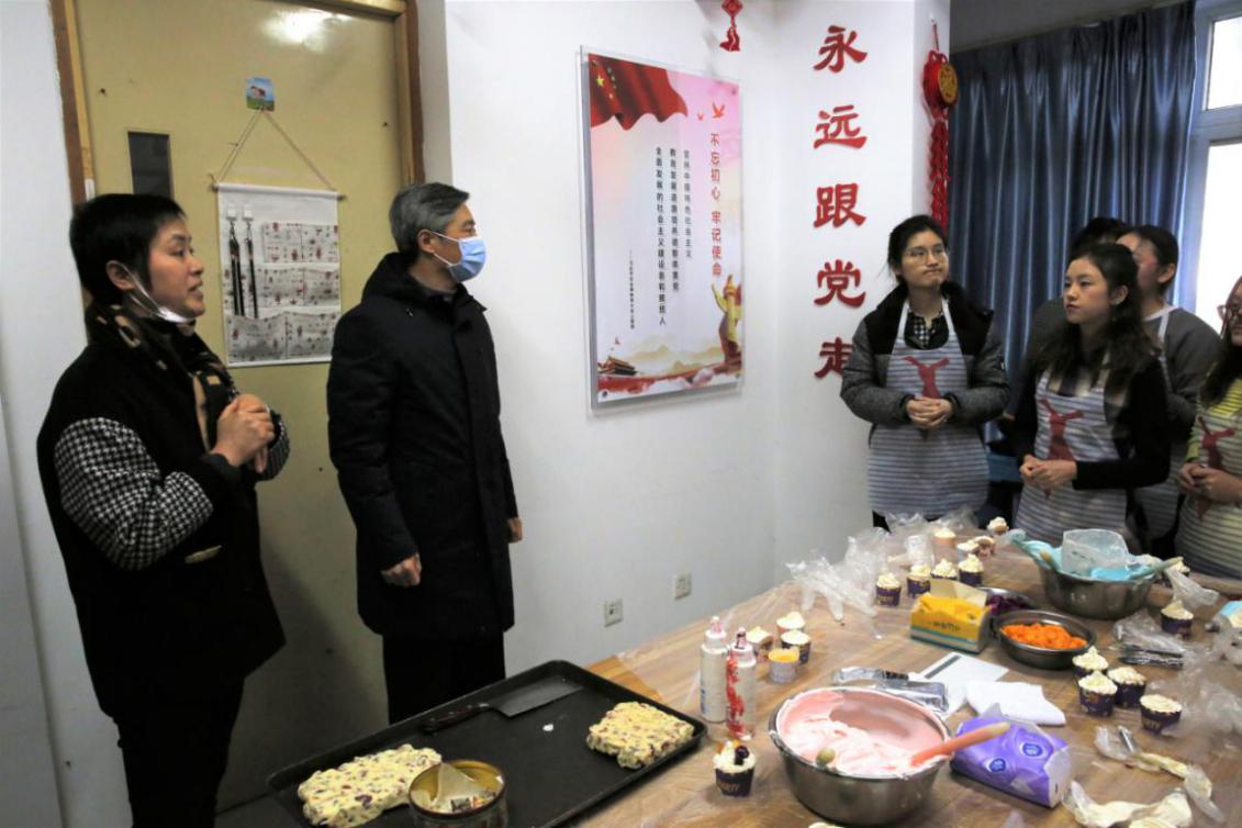 校领导慰问留校学生 校领导慰问留校学生