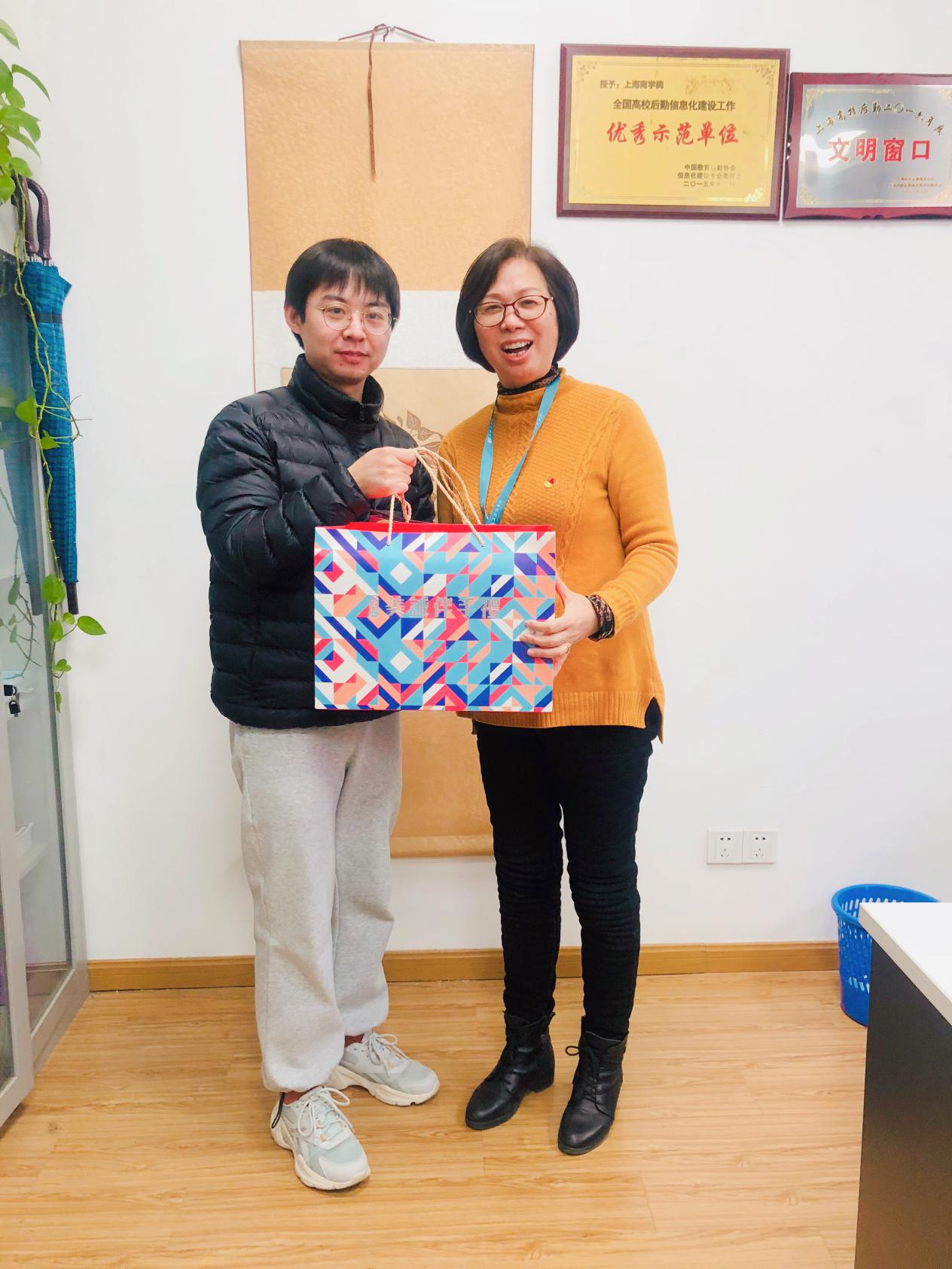 二级工会慰问离退休教职工、教授代表、教职工代表 二级工会慰问离退休教职工、教授代表、教职工代表