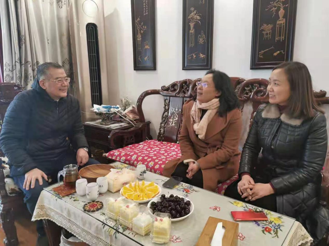 校领导慰问离退休教职工、教授代表、教职工代表 校领导慰问离退休教职工、教授代表、教职工代表