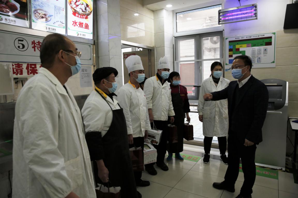 校领导慰问后勤工作者 校领导慰问后勤工作者