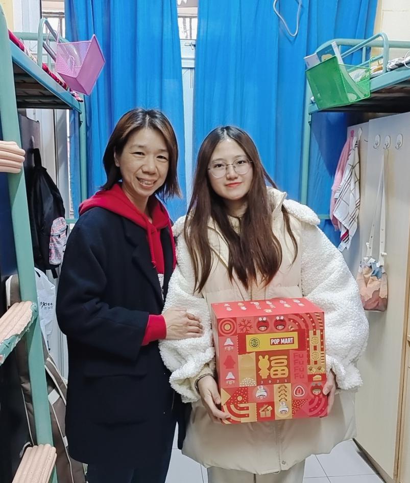 图为党总支书记朱巍娟走访慰问留校学生 图为党总支书记朱巍娟走访慰问留校学生