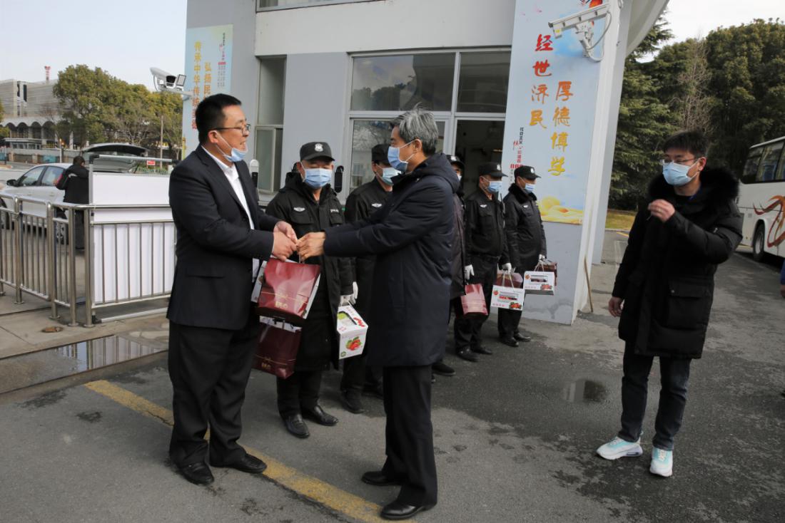 校领导慰问保安人员 校领导慰问保安人员