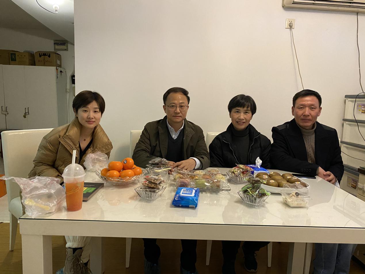 校领导慰问离退休教职工、教授代表、教职工代表 校领导慰问离退休教职工、教授代表、教职工代表