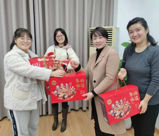 朱嫣嫣书记代表学院为留宿同学送上慰问品 朱嫣嫣书记代表学院为留宿同学送上慰问品