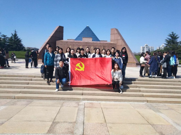 学生到龙华烈士陵园缅怀先烈