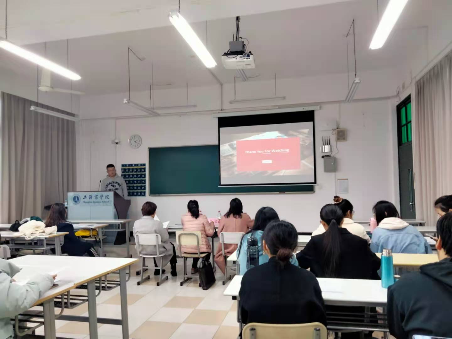 图为学生现场答辩 图为学生现场答辩