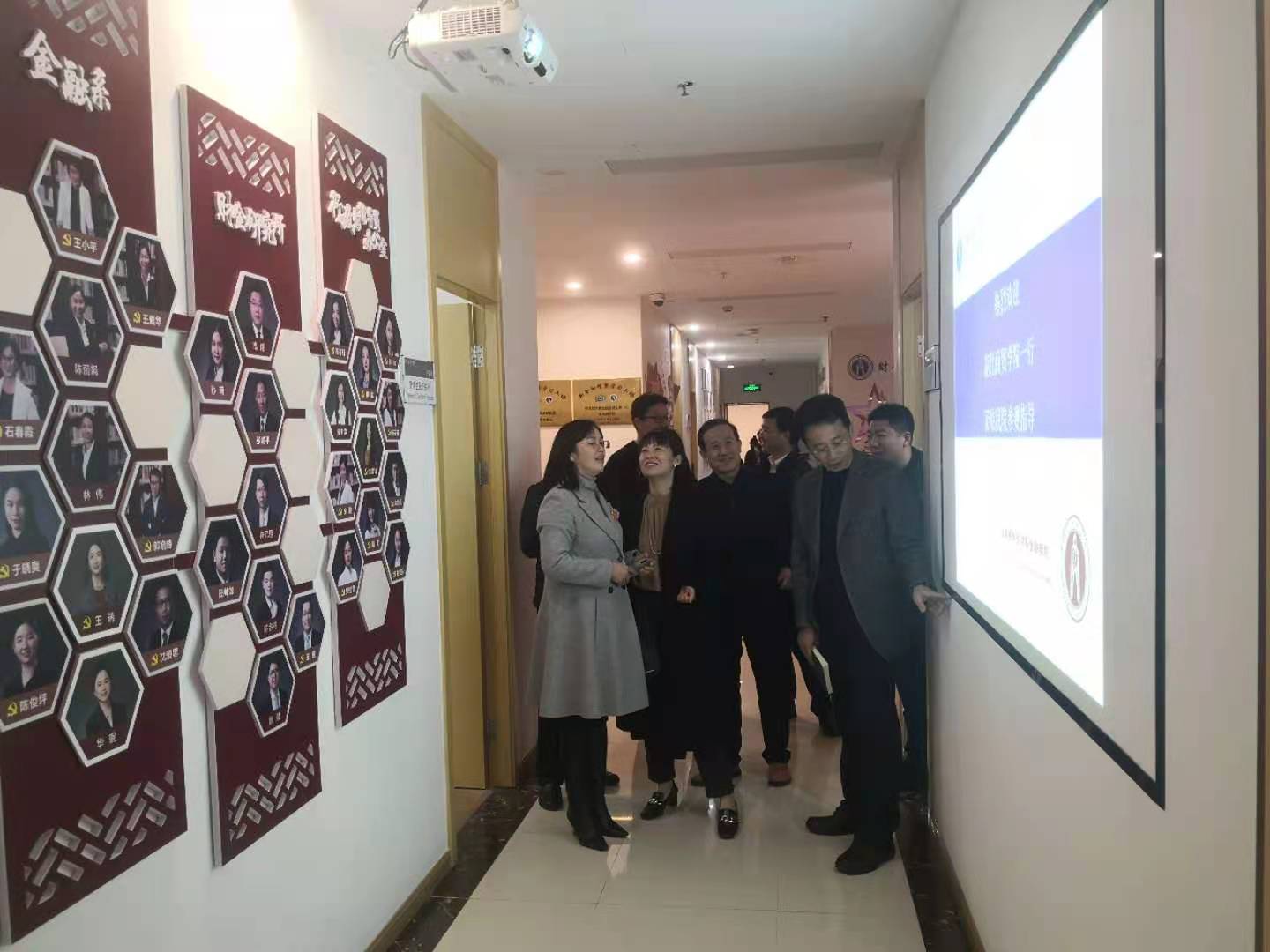 图为湖北商贸一行参观财务金融学院