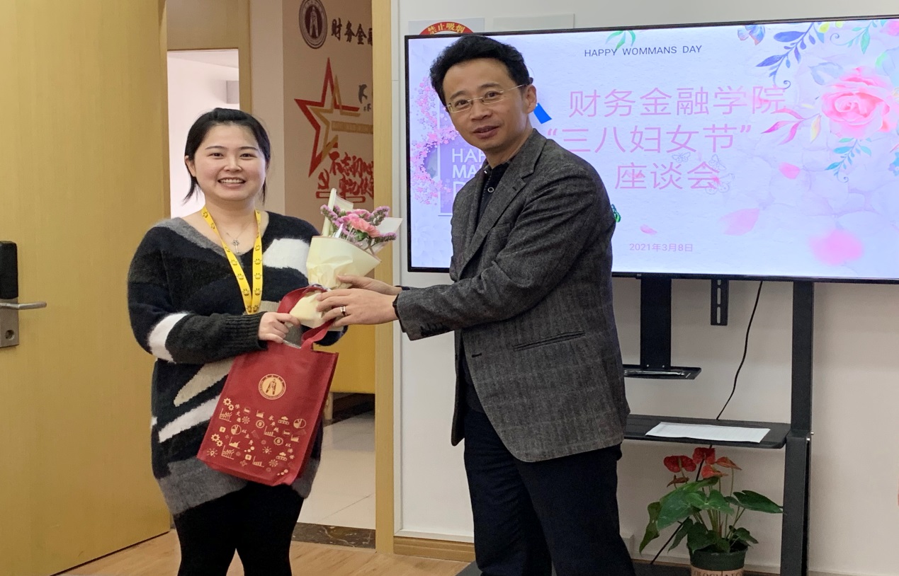 图为学院常务副院长代表学院为女教工献上节日祝福 图为学院常务副院长代表学院为女教工献上节日祝福