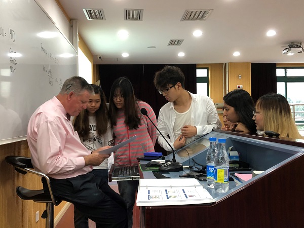 美国西弗吉尼亚大学商学院市场营销系主任、博士生导师Michael Walsh博士来院为学生授课