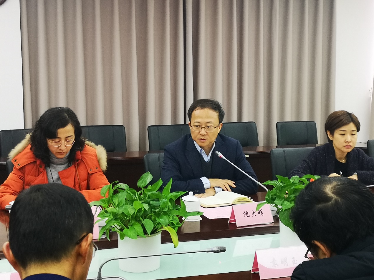 图为党委书记沈大明讲话 图为党委书记沈大明讲话