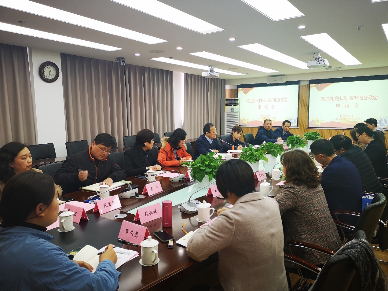 图为座谈会现场 图为座谈会现场