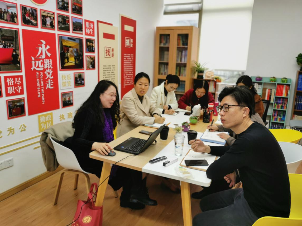 图为金老师讲解使用方法